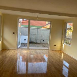 living con salida al patio trasero